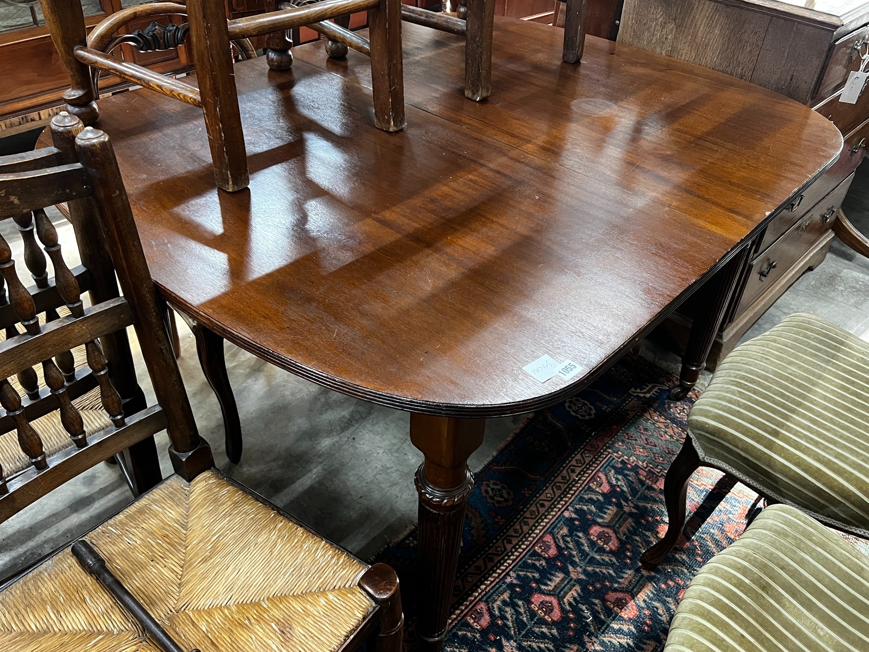 An Edwardian mahogany extending dining table, length 180cm extended, one spare leaf, width 107cm, height 75cm